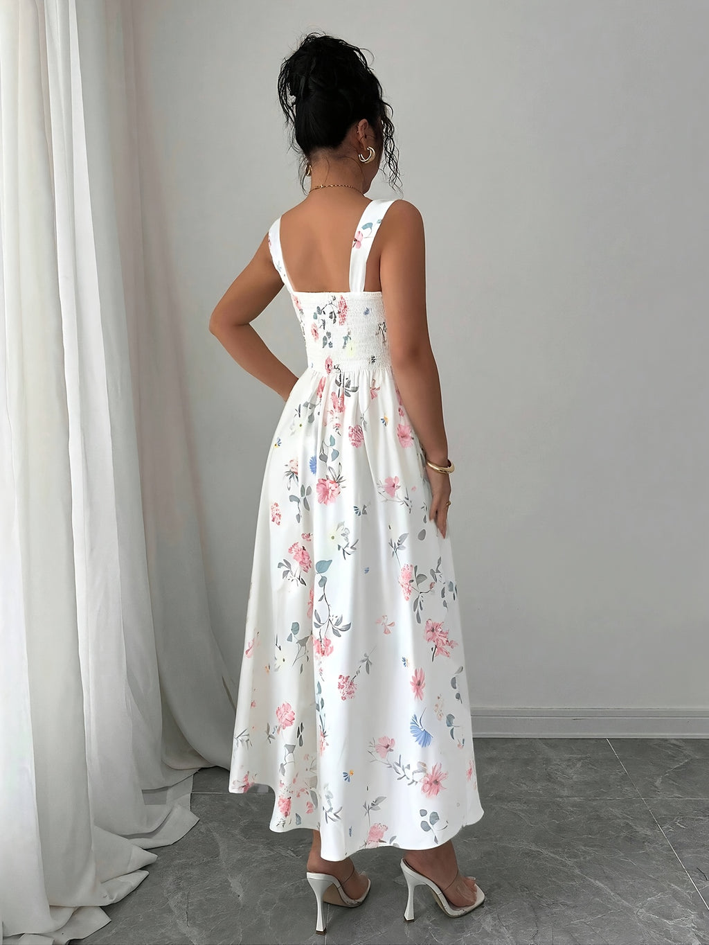 Vestido Retro Branco Floral com Alças Finas para Mulher | Cintura Afinada e Corte Justo, Maxi Elegante, Estilo de Férias de Luxo Leve, Nova Coleção de Verão, Lavável à Máquina.