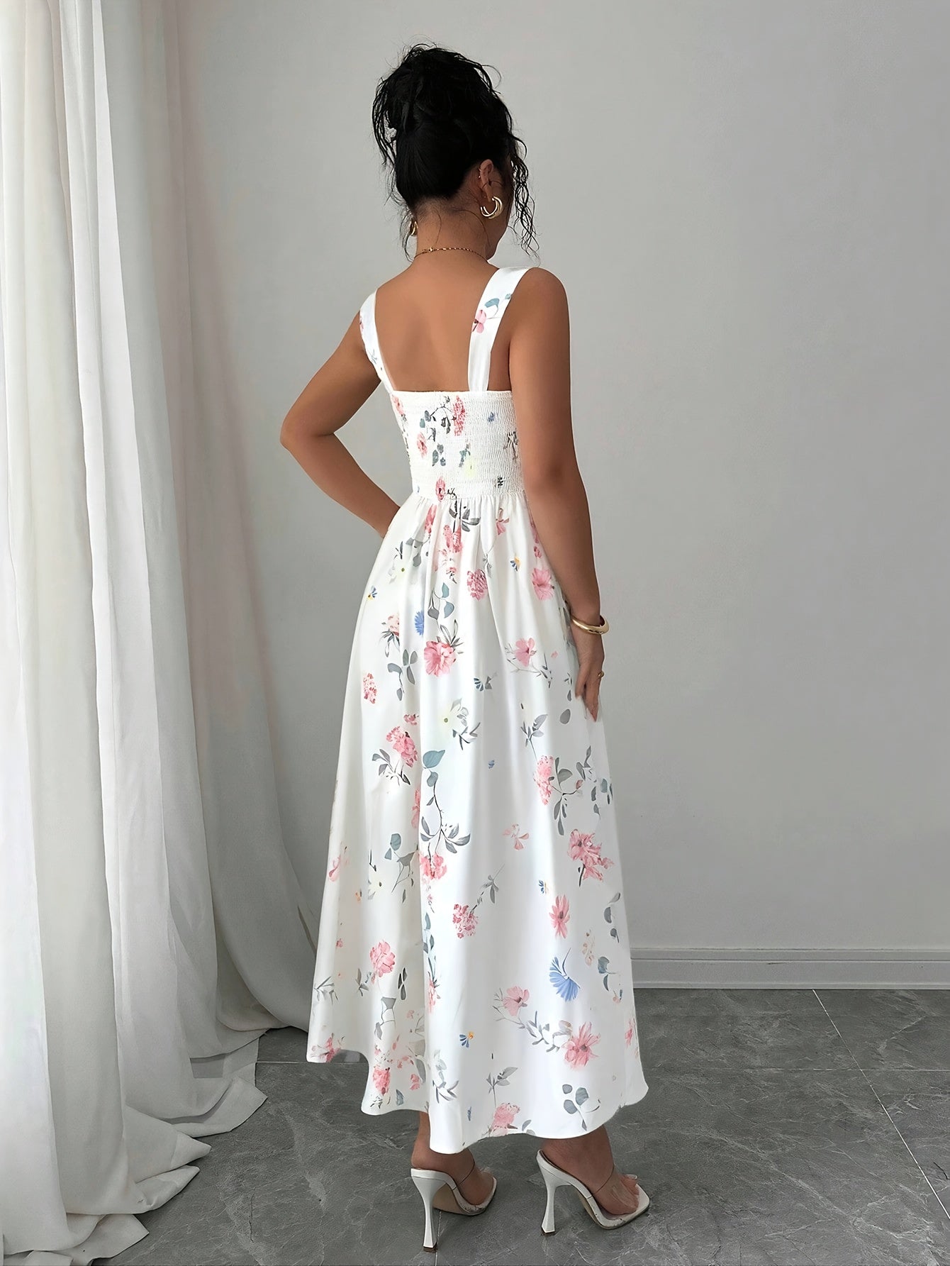 Vestido Retro Branco Floral com Alças Finas para Mulher | Cintura Afinada e Corte Justo, Maxi Elegante, Estilo de Férias de Luxo Leve, Nova Coleção de Verão, Lavável à Máquina.