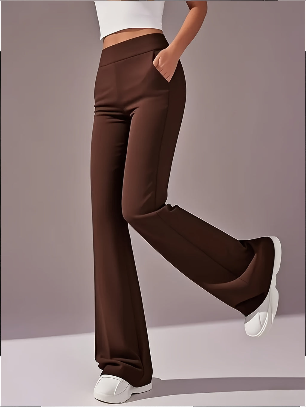 Um par de calças casuais de corte folgado para mulher, com pernas abertas, controlo abdominal e efeito lifting nas ancas, completas com bolsos. Fabricadas com tecido suave e agradável ao toque, oferecem uma sensação de conforto.