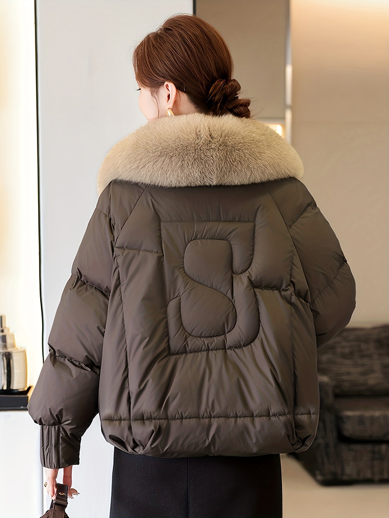 Casaco de Inverno Feminino com Gola em Pele Sintética, Acolchoado Curto Estiloso e Jovem para Looks Descontraídos