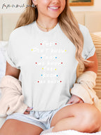 T-shirt gráfica inspirada no programa de TV "Eles não sabem que nós sabemos que eles sabem" - T-shirt casual de manga curta para mulheres, tecido macio, decote redondo, branco com letras coloridas, tamanhos S-XXL, roupa de uso diário | Camiseta com citação divertida | Ajuste confortável, camisetas para senhoras