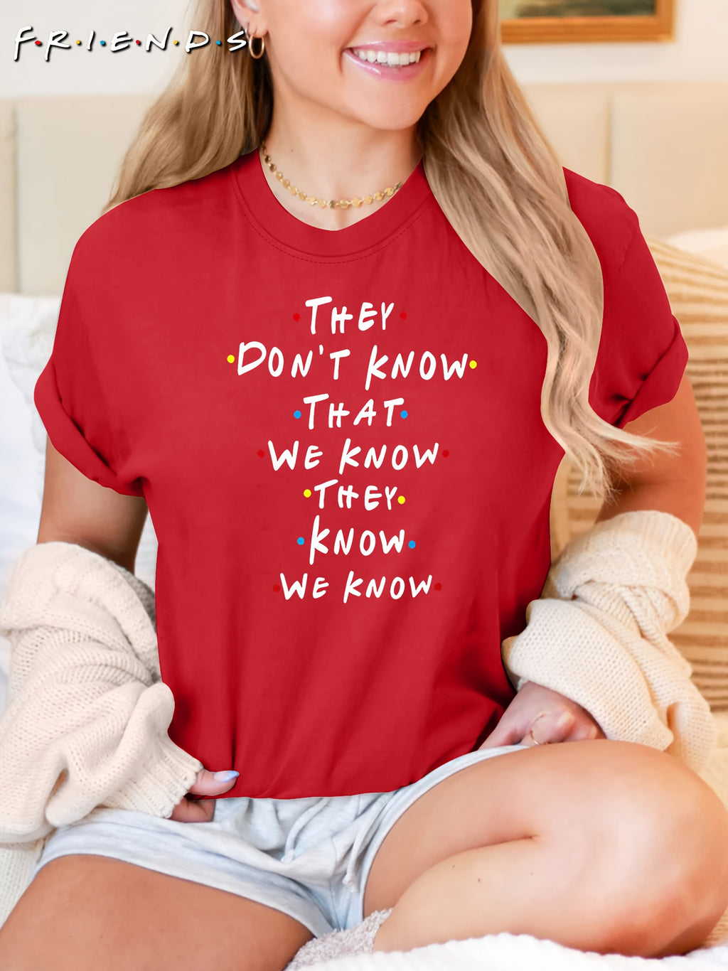 T-shirt gráfica inspirada no programa de TV "Eles não sabem que nós sabemos que eles sabem" - T-shirt casual de manga curta para mulheres, tecido macio, decote redondo, branco com letras coloridas, tamanhos S-XXL, roupa de uso diário | Camiseta com citação divertida | Ajuste confortável, camisetas para senhoras